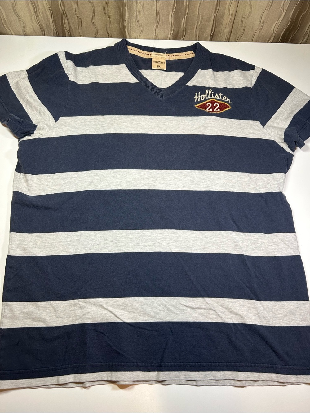 Hollister Men's XL Navy Light Gray Striped V-Neck Tee 22 Surfer Cut Vintage Y2K